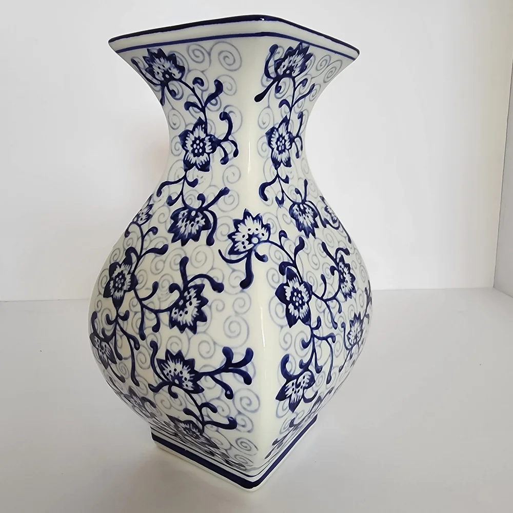 Chinoiserie-style Floral Pattern Vase - Picture 2 of 4